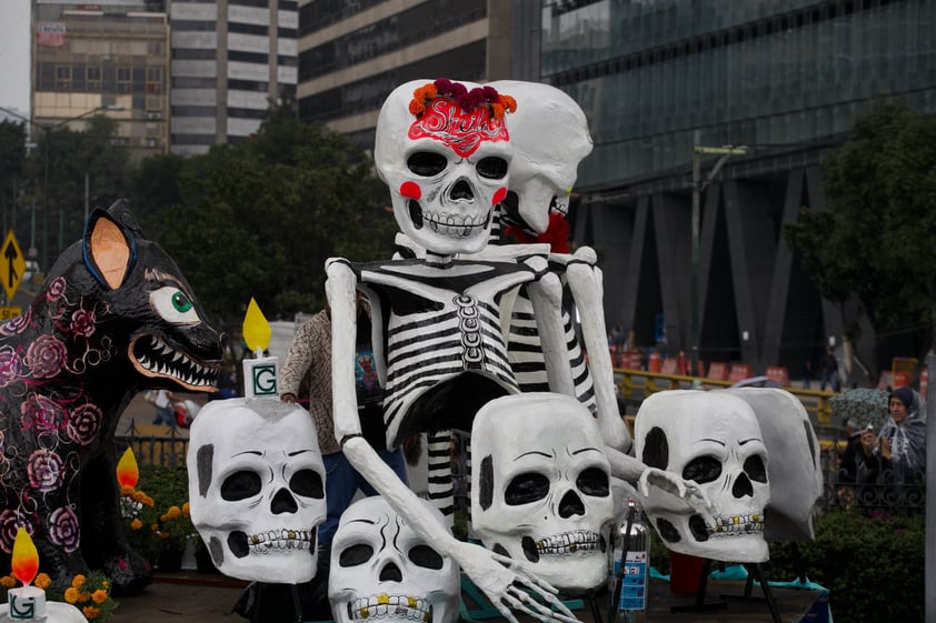 Durante el recorrido recibían vivas y aplausos de los espectadores, entre los que había familias enteras, muchos de ellos con los rostros pintados como la Catrina.