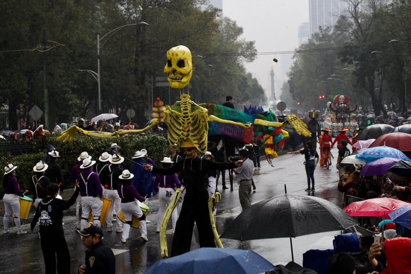 EUM20191102NAC08

EUM20191102NAC08.JPG
Danzantes con atavíos indígenas, moviéndose al son de los tambores, evocaban las raíces prehispánicas de la celebración, que incorporó elementos de la fe católica traída por los conquistadores y colonos españoles en el siglo XVI, evolucionando y reinventándose a lo largo de los años hasta convertirse en el festival moderno.