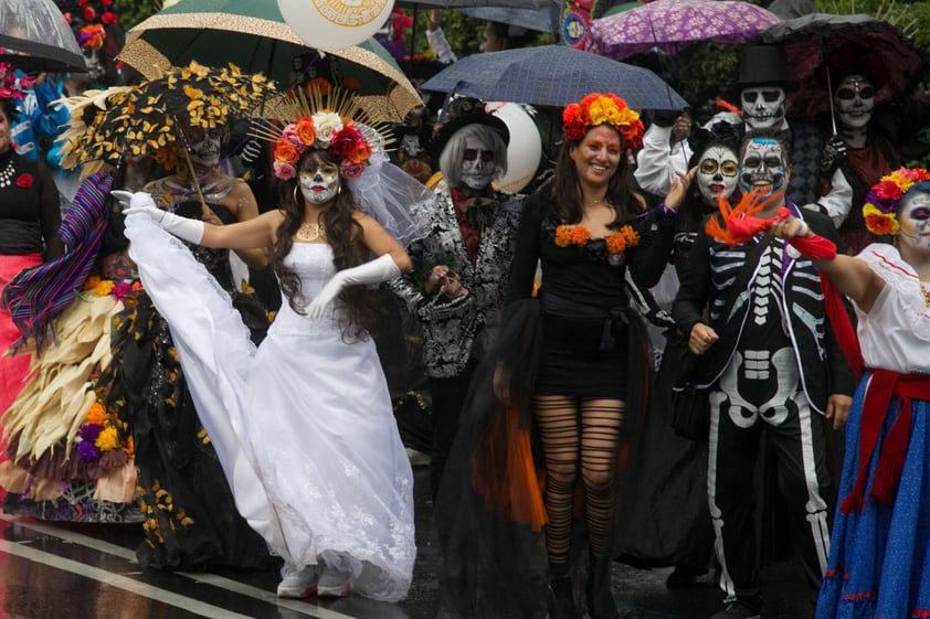 Las comparsas comunitarias en esta edición del desfile estuvieron compuestas por miles de ciudadanos -mujeres, hombres y niños- que trabajaron por meses desarrollando sus vestuarios y coreografías.