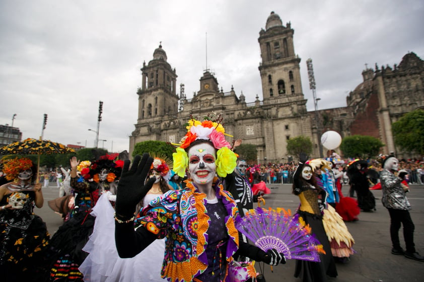 Aspectos del Mega desfile de Día de Muertos de la Ciudad de México, que inició en la Estela de Luz sobre Paseo de la Reforma y llegó al Zócalo capitalino.