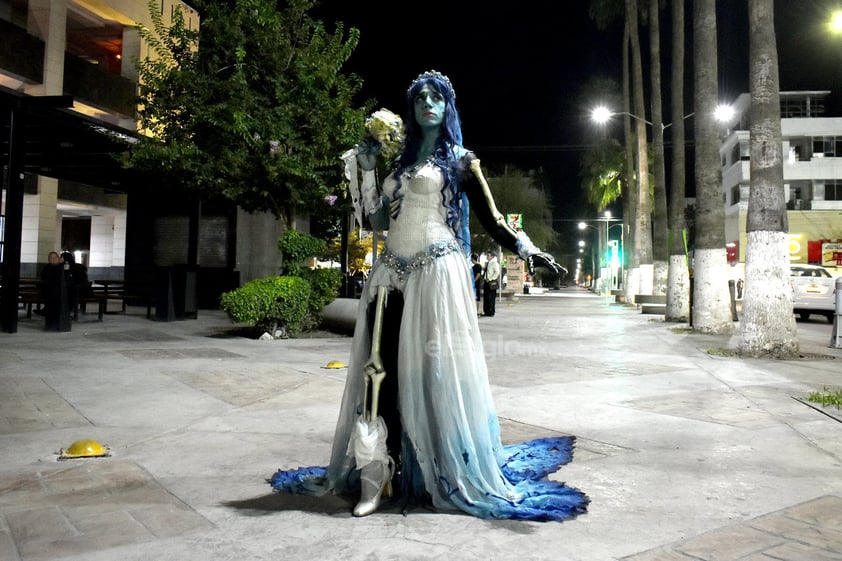 Metido en el personaje, se dio una vuelta por la Plaza Mayor en la víspera del Día de Muertos.