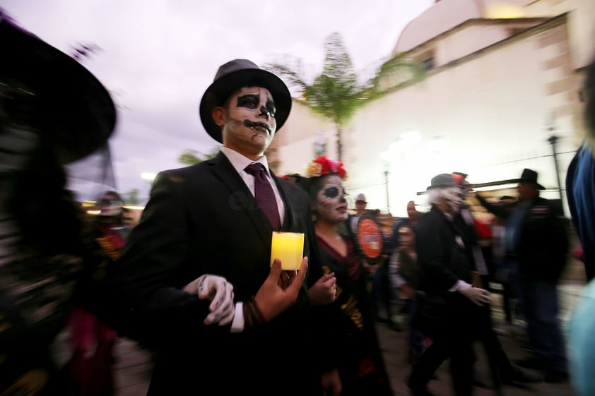 Poco después de las 18:00 horas un pequeño grupo de jóvenes y adultos caracterizados de esta emblemática figura creada por José Guadalupe Posada partieron de la calle Gabino Barreda y recorrieron gran parte del Corredor Constitución acompañados de un mariachi femenil.