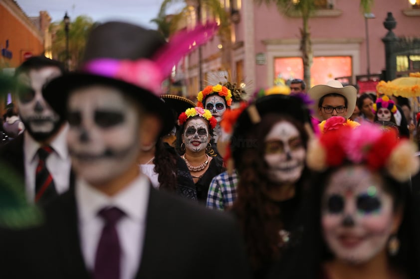 El contingente terminó su caminar a un costado de la Plaza de Armas, donde también se colocó un escenario para continuar la fiesta con un espectáculo artístico y con una degustación de platillos y productos que ofrecen los locatarios de Constitución.