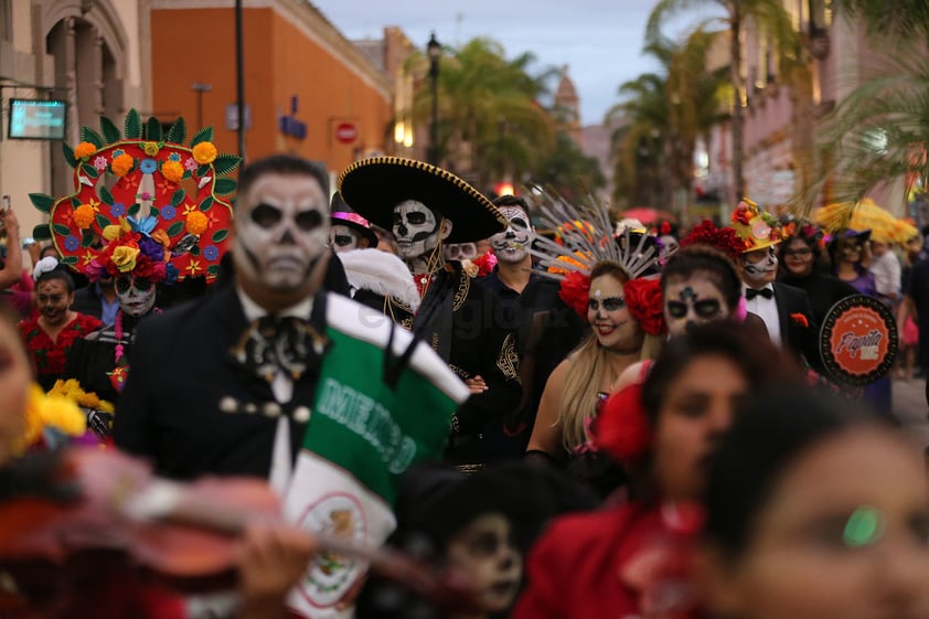 “Está padre porque es una tradición que nunca se puede perder, es parte de México y tenemos que tener presente de dónde venimos”, compartió Fernando, que asistió vestido de catrín junto a Daniela, quien dijo que “con el tiempo se han perdido tradiciones por adoptar otras que no son de aquí y ésta es una de las más bonitas que los mexicanos podemos tener”.