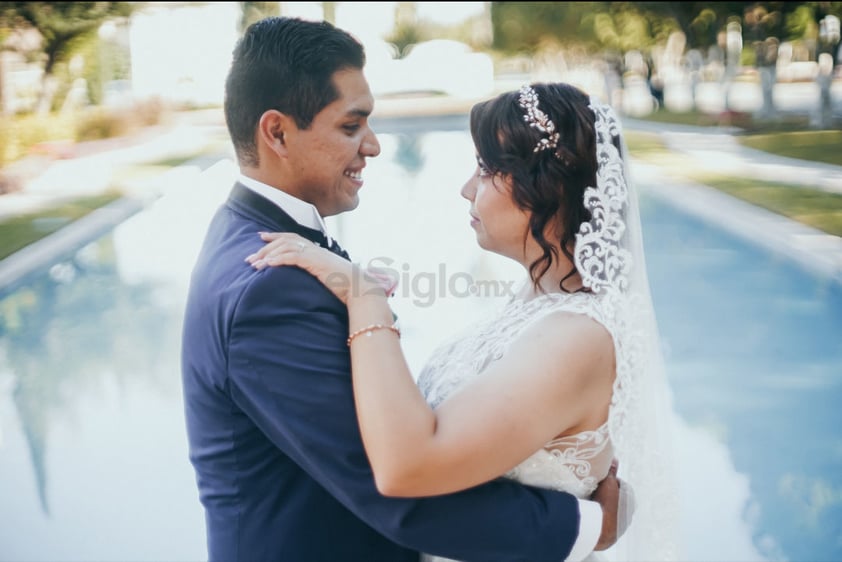 Karla Elizabeth Medina Salas y Omar Eduardo Guerrero Centeno se unieron en matrimonio el 19 de octubre en una hermosa ceremonia en la Capilla de La Resurrección oficiando la misa el Sacerdote Jorge Silva. Acompañándolos en un momento tan inolvidable estuvieron sus padres, Juan Carlos Medina Beltrán, Elizabeth Salas Flores; Ernestina Centeno Mena y Hermano Alejandro Centeno Díaz.