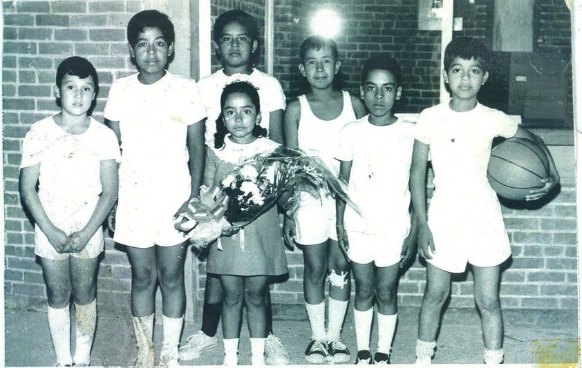 Equipo infantil campeón Pollos Tico, Torneo municipal. Madrina, Doctora Doris Castellanos, Lic. Administrativo Tomás Alvarado Martínez, Carlos Castellanos, Lic. Administrativo Ignacio R. Comerciante David Abdón, Doctor Leonel Castellanos y Lic. Educación Física Sergio Castellanos. Hace algunas décadas.