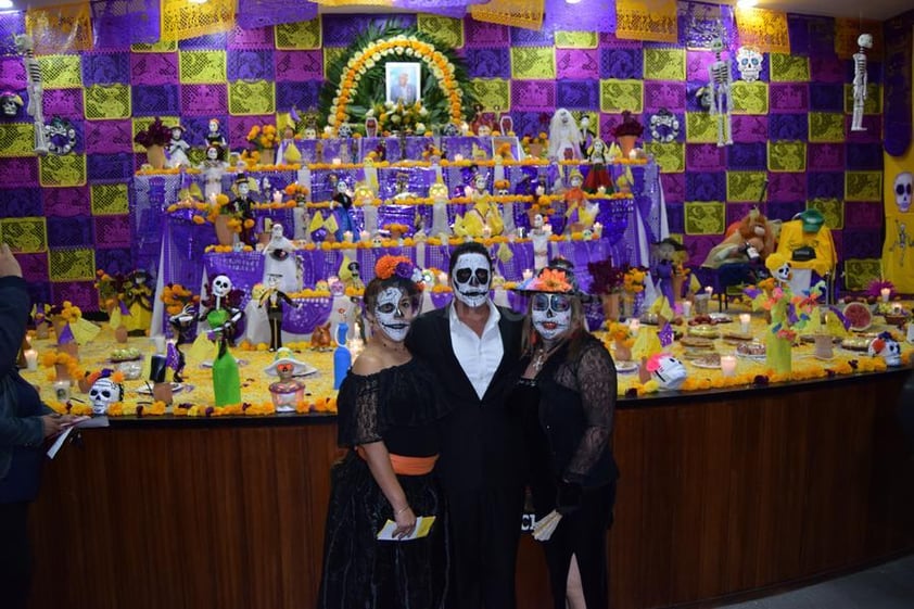 02112019 LO RECUERDAN CON CARIñO.  Altar de muertos montado en la seccion 35, en honor del profesor José A. Puente Tovar, fallecido recientemente.