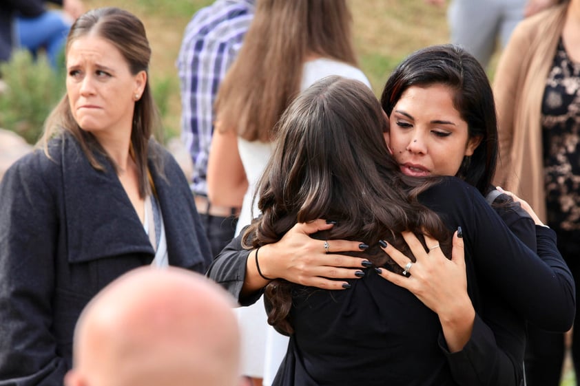 as madres y sus hijos recibieron disparos desde una zona alta, y en el caso de la hija de Adrián LeBarón y sus cuatro hijos, después de asesinarlos sus atacantes movieron la camioneta, le rociaron gasolina y prendieron fuego con los cuerpos adentro.