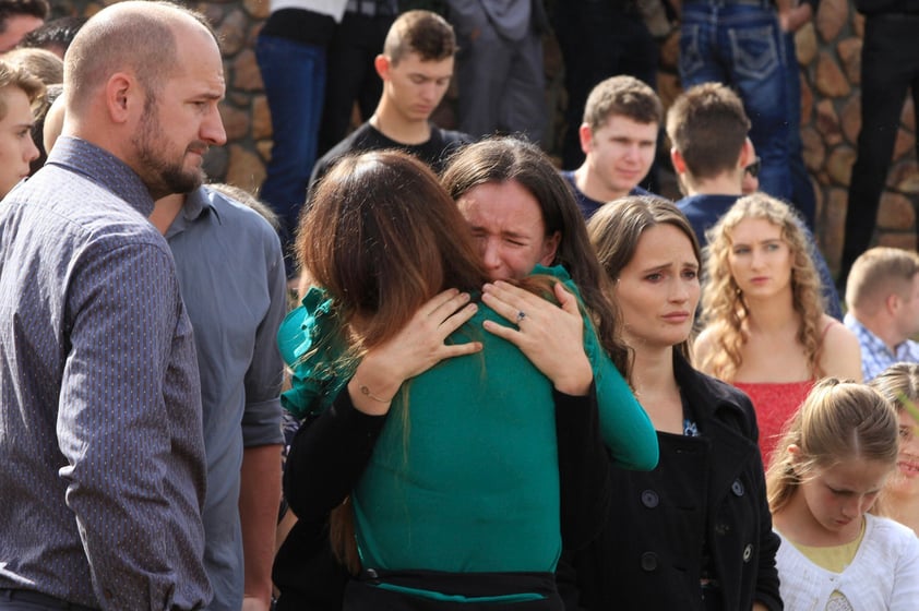 El asentamiento está rodeado de montañas y personal militar que resguarda desde el lunes la zona a donde sólo se permite que entren los familiares y amigos de los deudos, así como representantes de medios de comunicación nacionales e internacionales.