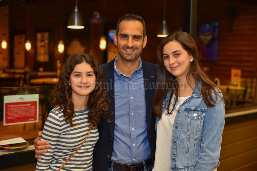 11112019 EN UNA PREMIACIóN.  Janeth, Daniela, Diego y Cinthya.