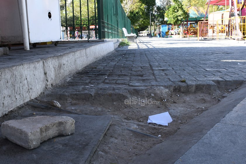 Lastimada. Son diversas las áreas de la Alameda que lucen sin los característicos adoquines de la plaza, mismos que sobre la banqueta de la calle González Ortega fueron retirados.