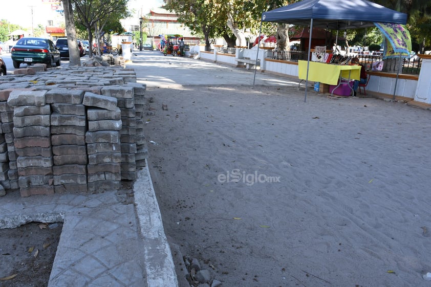 Un trabajo sin fin. Los trabajos en la banqueta de la avenida Allende se han extendido durante meses. A un costado lucen los adoquines, mientras por donde deberían caminar los paseantes solo hay arena.