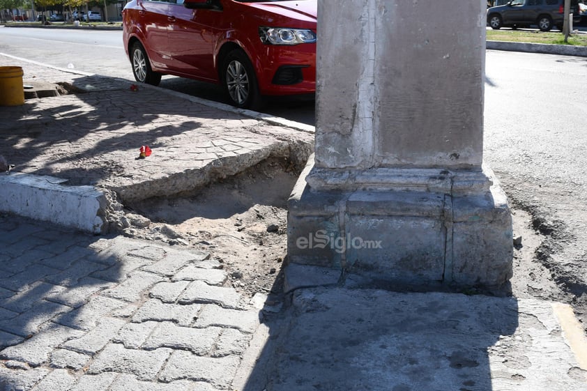 Dañadas. La mayoría de las ocho columnas de cantera ubicadas en cada una de las cuatro esquinas de la tradicional Alameda Zaragoza presentan daños materiales. Las columnas de cantera datan del año 1914.