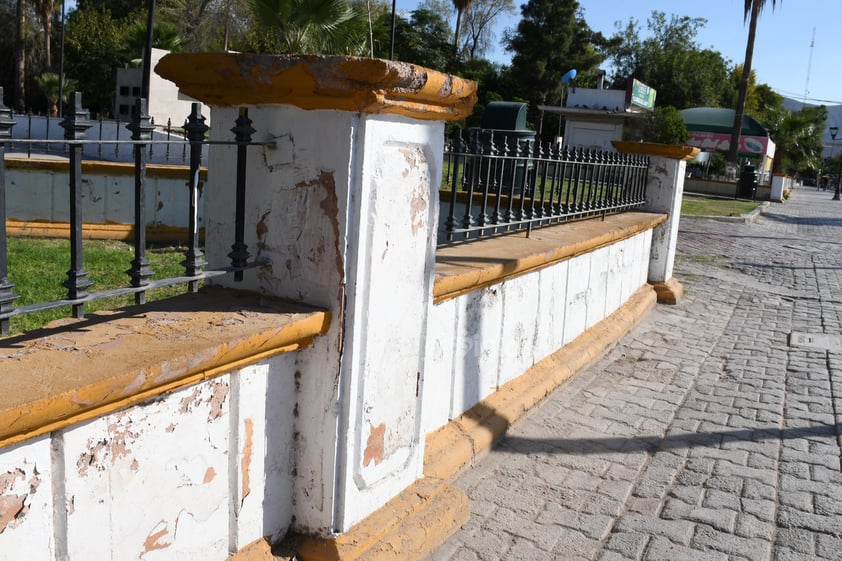 Descuidada. Diversos puntos de esta plaza fueron pintados; sin embargo, los mismos y algunos otros no lucen en las condiciones adecuadas para recibir a los cientos de laguneros que acuden al paseo cada fin de semana con el fin de caminar, disfrutar un tradicional antojito o pasar un buen rato en los juegos mecánicos.