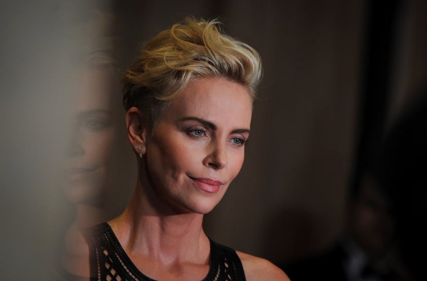 Corría el 21 de junio de 1991. La actriz Charlize Theron tenía 16 años de edad. En ese entonces, su madre de nombre Gerda disparó al padre de Theron para evitar que la golpeara. Le causó la muerte. La mujer fue absuelta de cargos al comprobar que fue en legítima defensa.