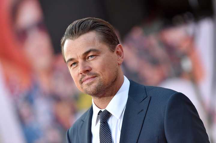 Leonardo Di Caprio no sufrió abusos durante su infancia, sin embargo, vivió en una extrema pobreza. Según contó en una entrevista, cuando era un infante radicaba con su madre en un barrio de la ciudad de Los Ángeles, donde había prostitución y drogas.