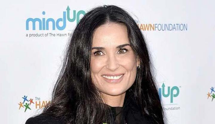 La actriz Demi Moore famosa por películas como Ghost y Una propuesta indecorosa, confesó en su libro de nombre Inside Out que su madre, Ginny, la obligaba a prostituirse cuando la artista contaba con apenas 15 años de edad.