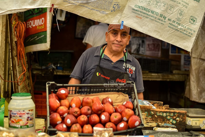 La lucha. Don Francisco, con 50 años en la Alianza, es otra de las personas más emblemáticas del lugar por medio de la venta de productos varios.