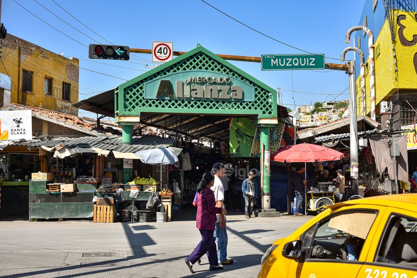 Sobre la vialidad. La cantidad de puestos y la gran afluencia de personas que llegó a tener el mercado Alianza a lo largo de su historia obligó a que se cerrara el paso vehicular en una vialidad sobre la que está instalado.