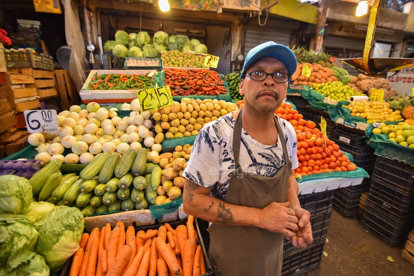 Personajes. Con 20 años, Juan Luis, es una de las otras personas que se instalan todos los días desde muy tempranas horas de la mañana para vender frutas y verduras sobre los pasillos del mercado a sus clientes.