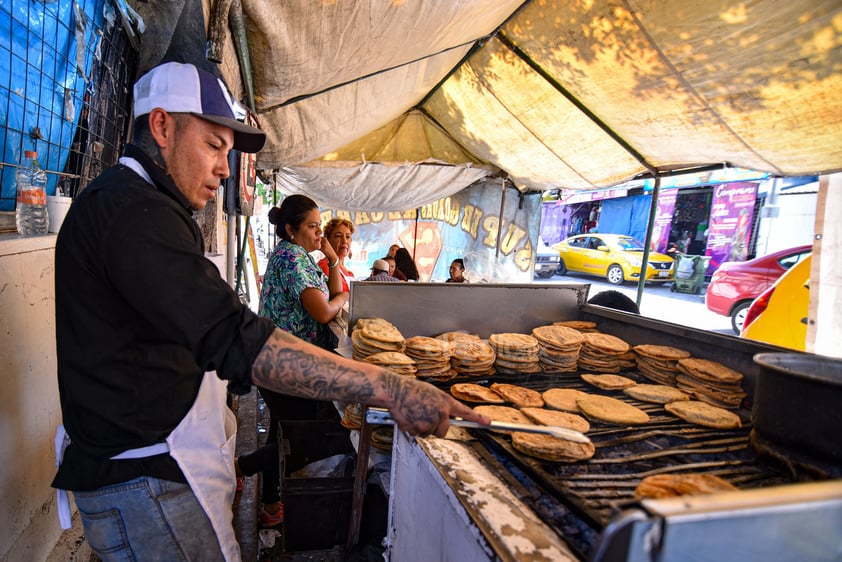 Forman su historia. En el mercado y a las afueras del mismo, las personas han ido formando su historia. Tal es el caso de Antonio Vázquez, quien lleva 14 años en su puesto Super Gordas Tony, donde los laguneros acuden a comer.