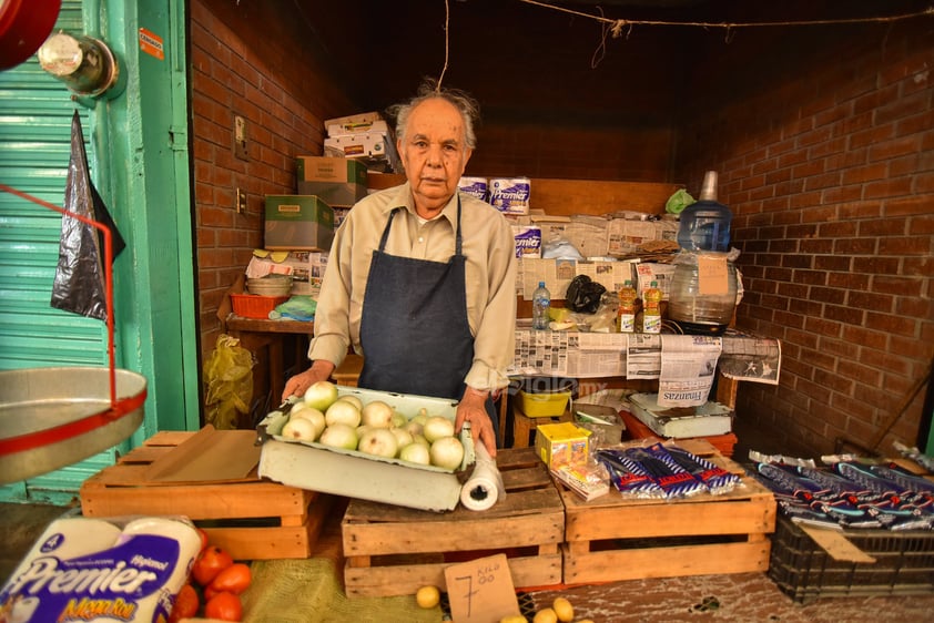 Emblemáticos. Otros personajes como Jesús Roberto Ramírez, con 62 años en la Alianza, son parte de la esencia del mercado. Con distintos productos entre los que se pueden encontrar verduras, aguas frescas, papel higiénico, entre otras cosas continúan con su esfuerzo para subsistir y fomentar al desarrollo económico de la ciudad.