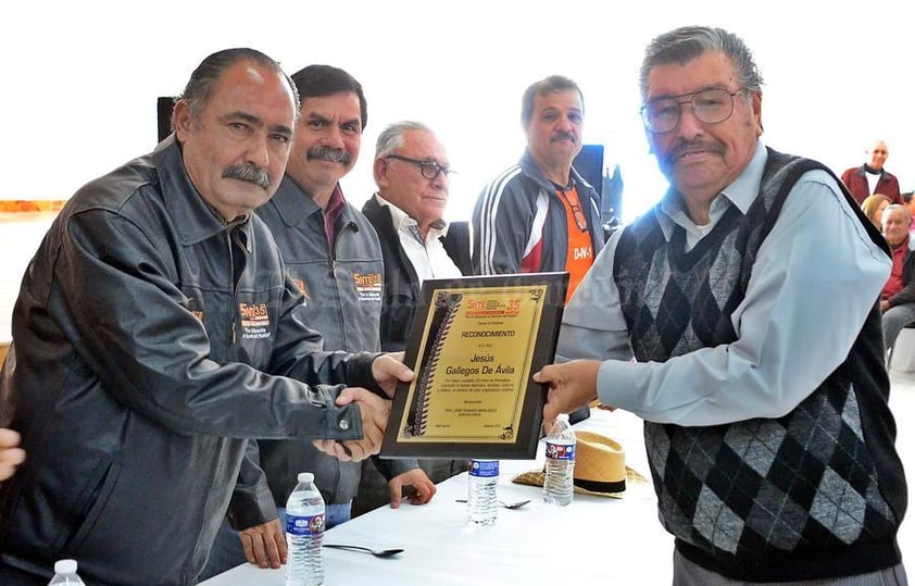 18112019 RECONOCEN SU LABOR  Jorge F. Mora entrega reconocimiento a Jesús Gallegos de Ávila por sus 30 años de periodista al servicio de la Sección 35 del SNTE.