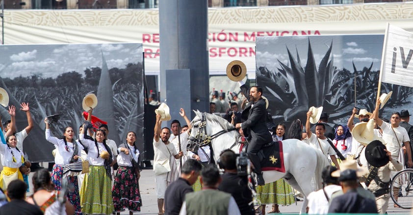 Con disfraces, actores caracterizados, escenografía, humo y cañonazos, el gobierno federal conmemoró por primera ocasión en esta Administración el aniversario del inicio de la Revolución, y representó las 'primeras tres transformaciones' del país.