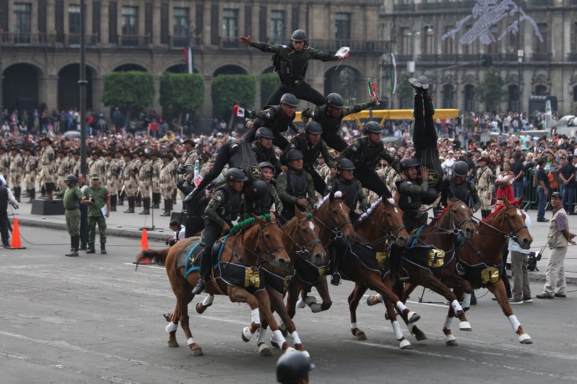 Con la participación de dos narradores, un hombre y una mujer, que representan a la patria, el gobierno federal lleva a cabo una escenificación de la historia de México en el Zócalo de la Ciudad de México.