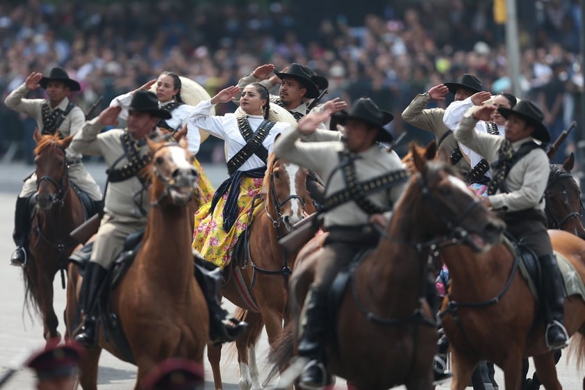 El escenario es la plancha del Zócalo donde, con la Mega bandera como fondo, cientos de actores representan algunos de los momentos más representativos de la historia nacional: desde la conquista hasta la Revolución.