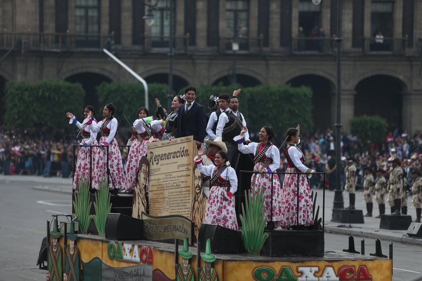 Uno de los protagonistas de la escenografía es el ferrocarril de Ferrocarriles Nacionales de México que con sus dos vagones y locomotora enmarca la escenografía.