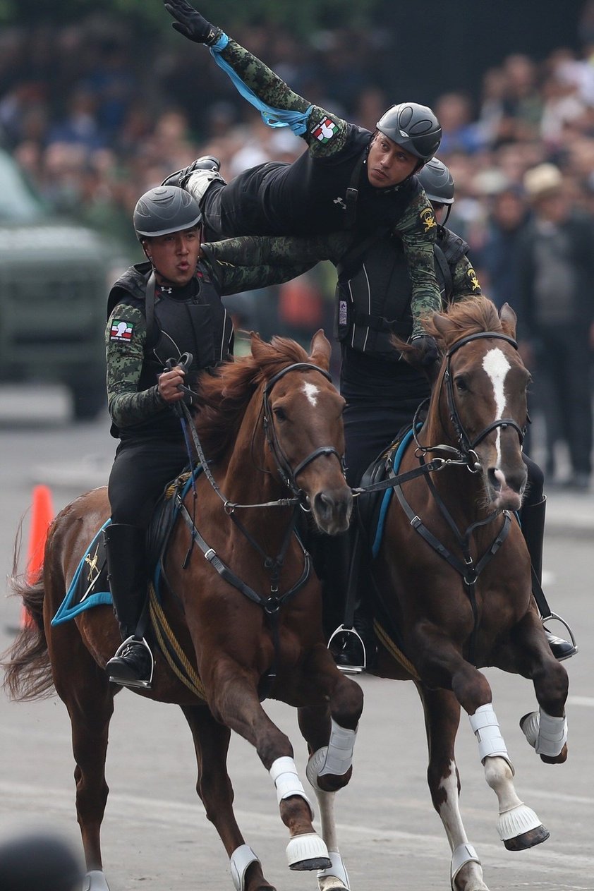 Un regimiento a caballo del Heroico Colegio Militar inició en el Zócalo capitalino el desfile conmemorativo al 109 aniversario de la Revolución Mexicana, al término de una exhibición de acrobacias ecuestres.