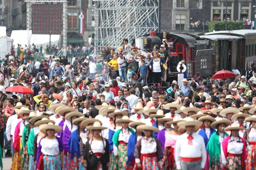 Inevitablemente, los visitantes aprovechan la ocasión y se toman fotos con los diferentes jinetes personificados como integrantes de la División del Norte, del Ejército Libertador del Sur, de chinacos y de charros.