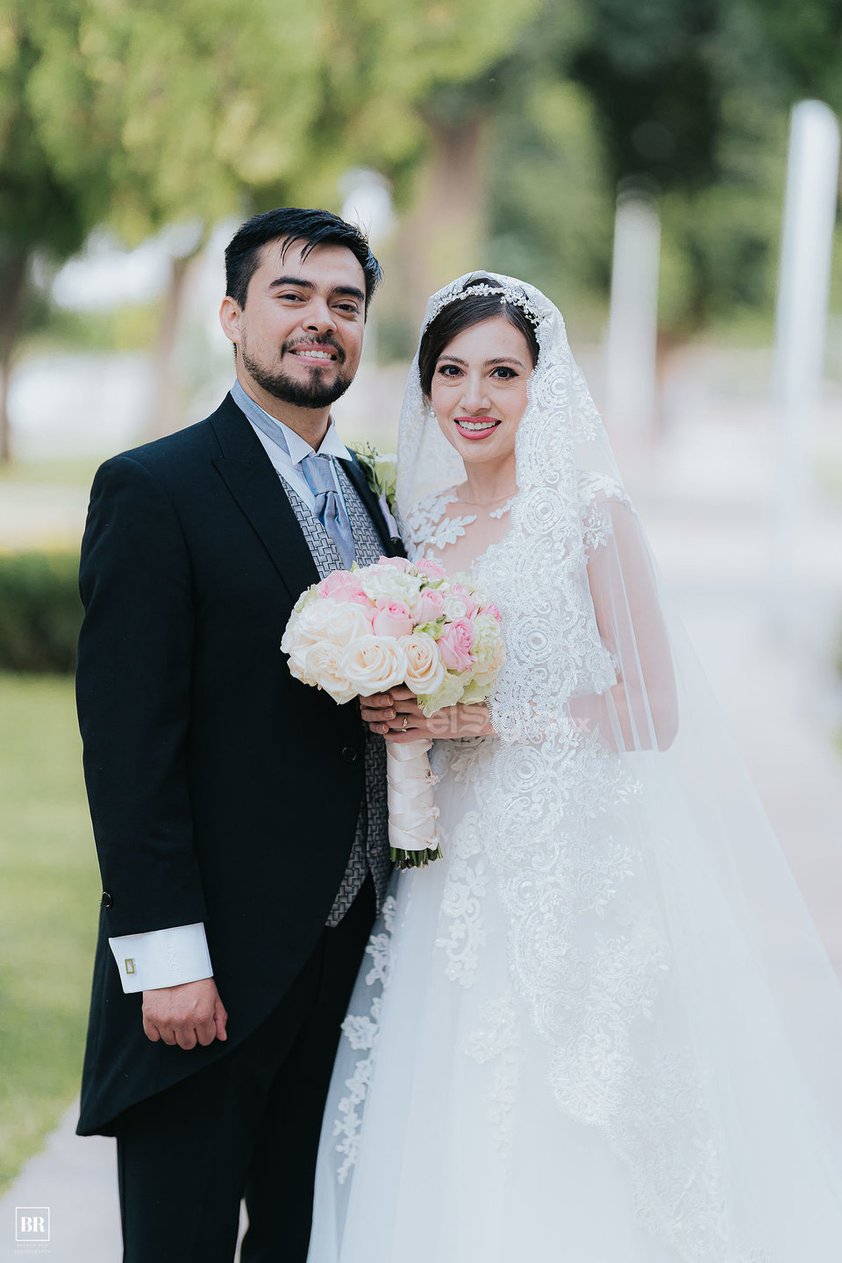 El 12 de octubre, contrajeron nupcias en una bella ceremonia religiosa, Mirsa Elizabeth Jiménez lcántar y Carlos Juárez Esquivel. La misa fue oficiada por el sacerdote Gerardo Zataráin García en la Parroquia Los Ángeles. Sus padres son Juan Manuel Jiménez Valdés, Noemí Elizabeth Alcántar Silva; Carlos Juárez Méndez y María Mayola Esquivel Ramírez.