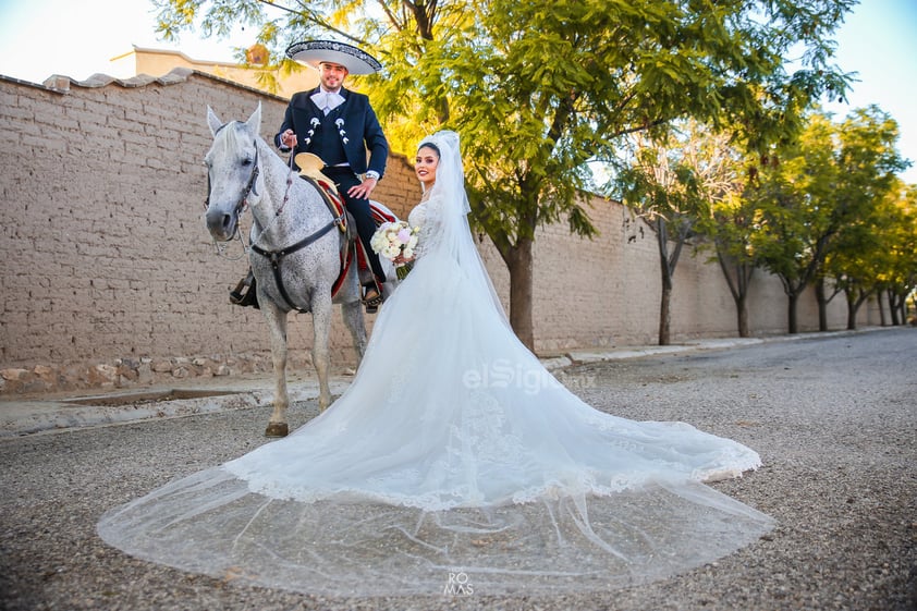 Con certeza de que su amor es para siempre, Itzel Valenzuela Díaz y Brandon Caballero llegaron al altar el 26 de octubre en la Parroquia Los Ángeles. Son hijos de los señores:
José Ángel Valenzuela, Carolina Díaz Guzmán; Enrique Caballero y Brenda Mireya Calderón Cerpa.