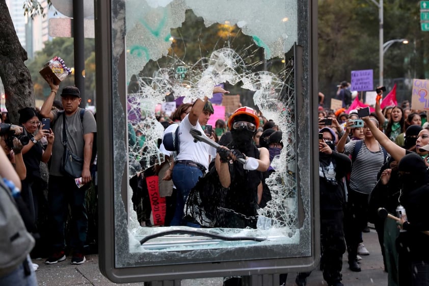 Durante el trayecto del Ángel de la Independencia hacia la plancha del Zócalo lanzaron consignas contra las autoridades y vandalizaron monumentos, además de hacer destrozos en edificios públicos y privados.