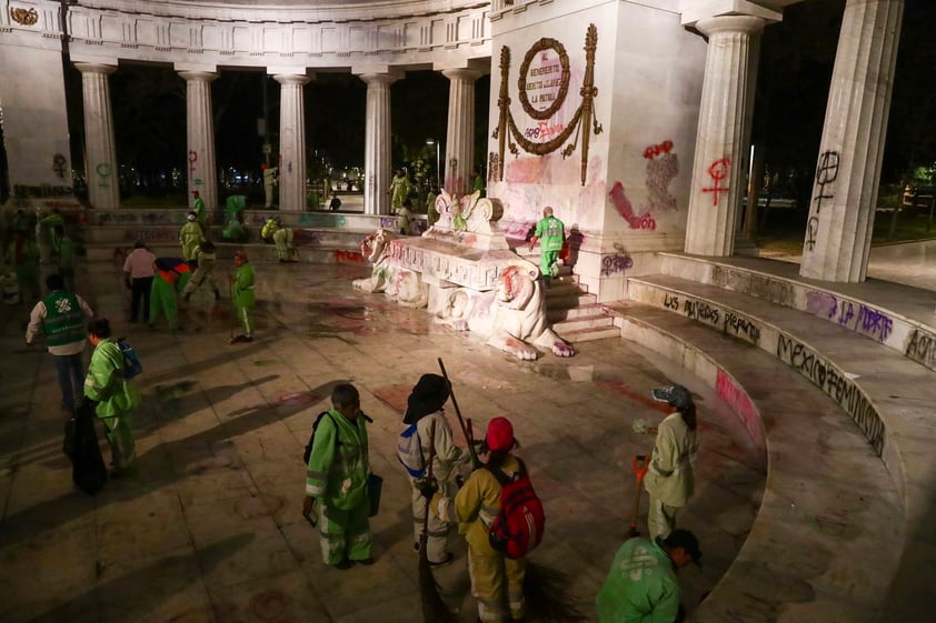 El Hemiclo a Juárez fue dañado este lunes tras la marcha 'Ni una menos' que se lleva a cabo en conmemoración por el Día de la Eliminación de la Violencia contra la Mujer, en la que también fueron vandalizadas varias de las esculturas y monumentos que se encuentran en Paseo de la Reforma.