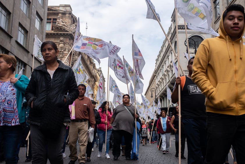 Durante el trayecto del Ángel de la Independencia hacia la plancha del Zócalo lanzaron consignas contra las autoridades y vandalizaron monumentos, además de hacer destrozos en edificios públicos y privados.