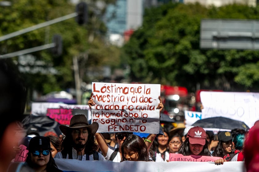 El contingente fue encabezado por madres de víctimas de feminicidio, quienes exigieron que ese problema termine en toda la metrópoli, principalmente en el Estado de México y que, además, no se revictimice a nadie más.