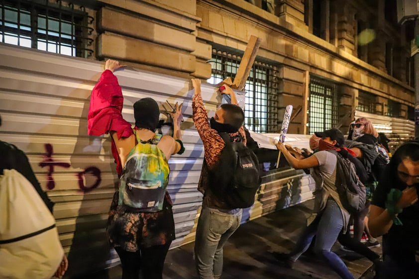 Luego, a la altura de la glorieta de Colón, sostuvieron un enfrentamiento con mujeres policías que resguardaban la protesta.