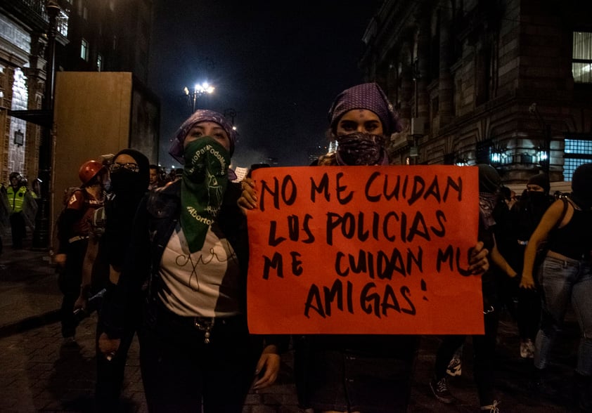 El contingente partió del Ángel de la Independencia alrededor de las 17:40 horas hacia el Zócalo; una segunda marcha salió a las 19:00 horas del Monumento a la Revolución, con el mismo destino, en la que participaron cerca de 150 personas.