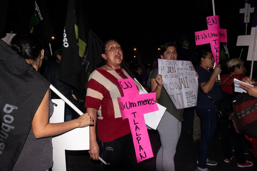 De manera voluntaria participaron 2 mil servidoras públicas que implementaron un muro de contención, para evitar que el ala radical agrediera a terceras personas; además, se desplegaron 2 mil 516 mujeres policías adscritas al agrupamiento Atenea de la SSC.