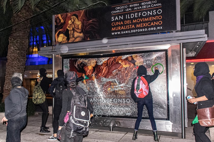 De manera preventiva, las mujeres policías retiraron martillos y artefactos con los que algunas manifestantes buscaban causar mayores daños al espacio público.