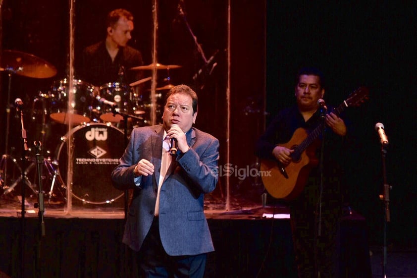 Además de cantar, Muñiz interactuó con el público e hizo gala de su buen amor.