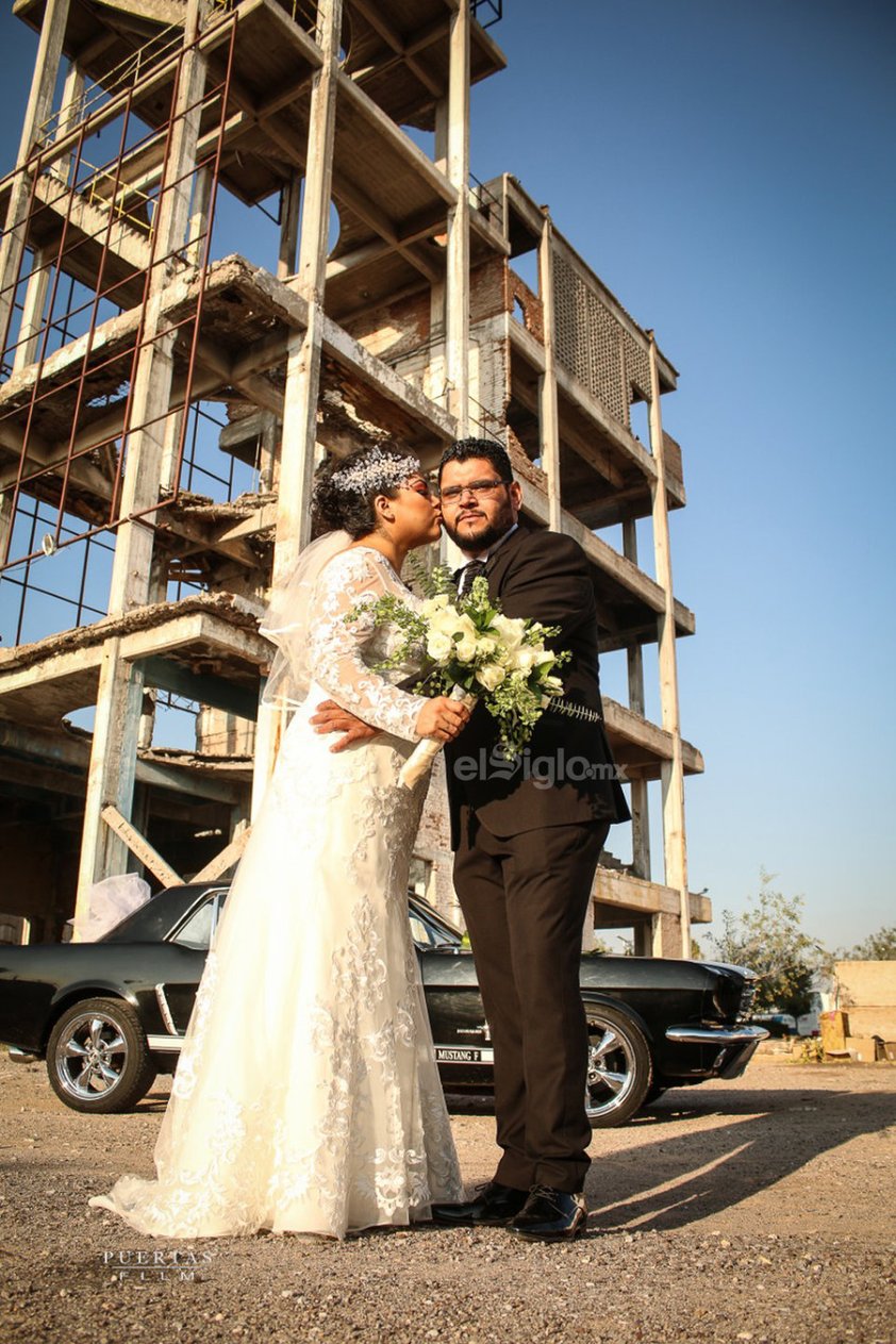 Ana Isabel Chimal Elizalde e Iván Arben Geovani Gutiérrez García unieron sus vidas en una linda ceremonia, el 15 de noviembre. Acompañándolos en tan importante momento
estuvieron sus padres, Jesús Chimal Pérez, Ana María Elizalde Arellano; Rufino Gutiérrez López y Silvia García Galván.- Puertas Film