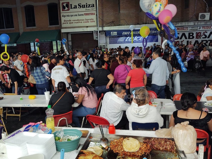 Corredor gastronómico. Un corredor gastronómico se convierte la avenida Juárez desde el punto de partida en la Alameda Zaragoza de la calle González Ortega hasta la Ramos Arizpe con los negocios de comida que se ponen a “cielo abierto”, además de los ambulantes que ofrecen desde dulces regionales hasta bebidas como chapurrados.