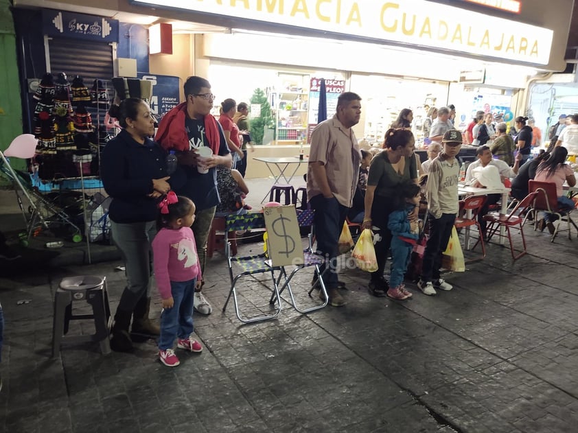 Se rentan asientos. Los negocios que surgen durante las peregrinaciones se han diversificado con el paso de los años, ya no solo es la venta de alimentos ni de imágenes religiosas, ahora hay juegos y hasta renta de sillas.