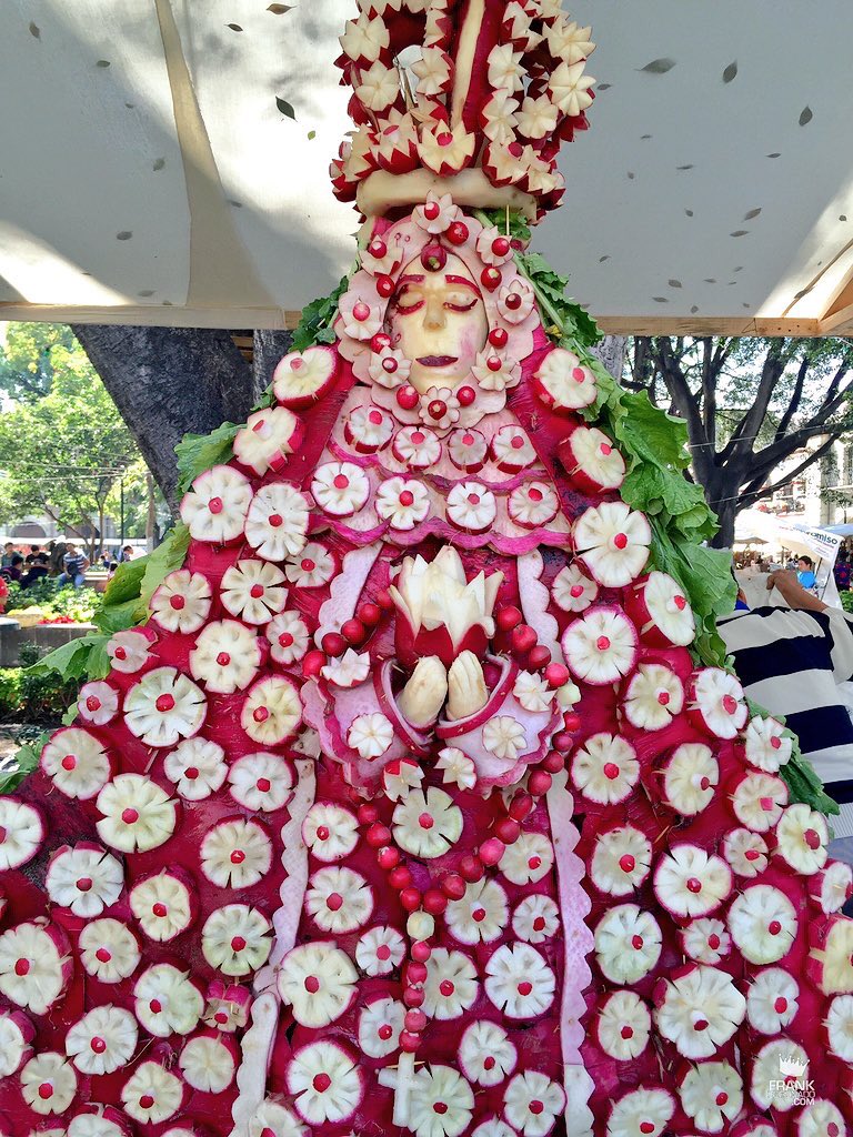 En la tradicional Noche de Rábanos 147 hortelanos y floricultores mostraron su talento, creatividad y habilidades para darles vida a un sinfín de esculturas manufacturadas en este tubérculo.