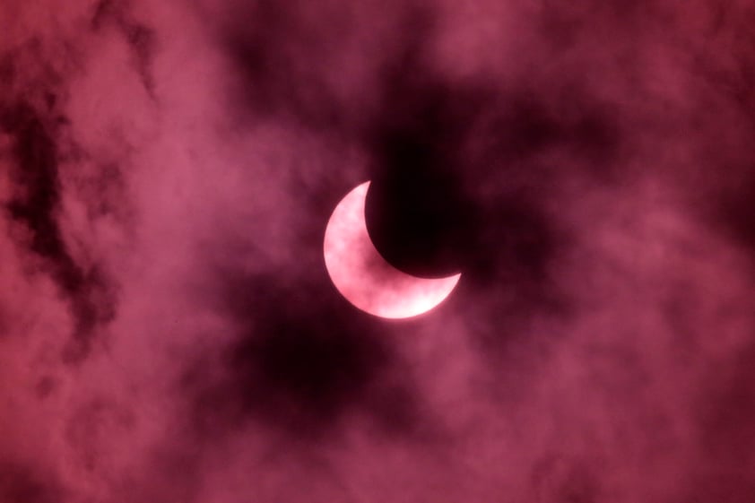 Este tipo de eclipse se produce cuando la Luna está más alejada de la Tierra y se coloca justo delante del sol, pero no lo cubre totalmente, lo que crea su característico anillo de fuego.