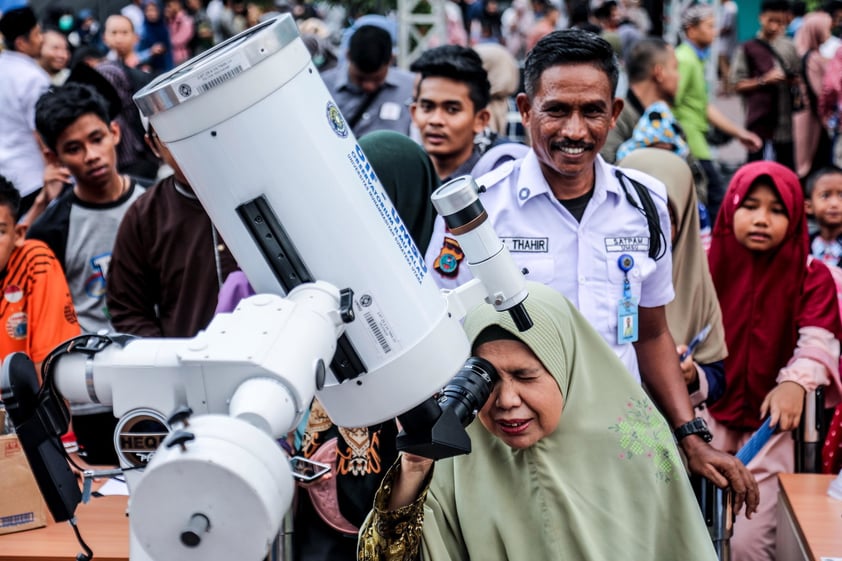 Personas en una sección del sur de Asia miraron al cielo el jueves para admirar un raro eclipse anular de Sol.